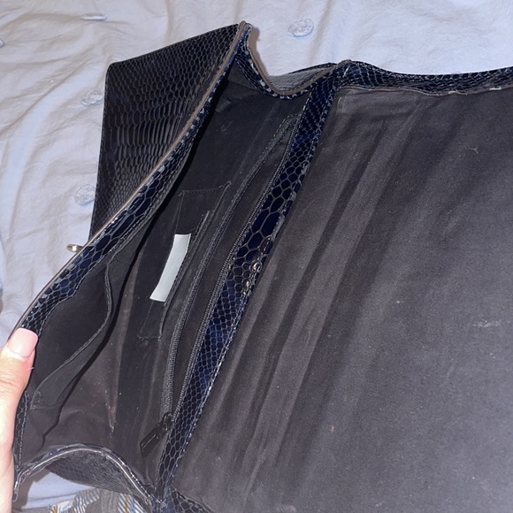 Rebecca Minkoff 11x7x3 gold chain navy purse - Picture 8 of 9